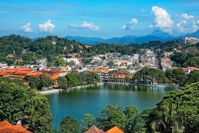 kandy-lake-in-sri-lanka